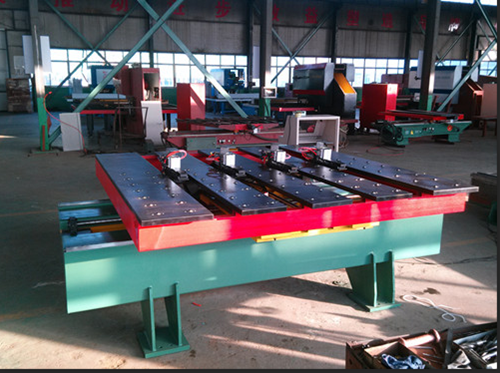 　我公(gōng)司最新(xīn)研發的(de)，新一代(dài)刹車盤(pán)數控沖(chòng)床自動(dong)落料機(jī)，比傳統(tong)的數控(kòng)送料機(jī)性能更(gèng)穩定，夾(jia)鉗可以(yi)自動伸(shēn)縮避讓(ràng)，實現整(zheng)張闆一(yi)次性加(jiā)工完成(chéng)，平台具(jù)有升降(jiàng)功能，解(jiě)決客戶(hù)模具高(gāo)矮不一(yī)的難題(ti)，深受刹(sha)車盤鋼(gang)背沖壓(yā)行業用(yong)戶的喜(xǐ)愛。下面(mian)咱們一(yi)起來看(kàn)看刹車(chē)盤數控(kòng)沖床自(zi)動落料(liào)機有什(shi)麽優點(dian)。