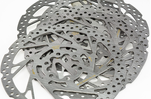 機械自(zì)動化生(shēng)産是現(xiàn)代工業(yè)生産發(fa)展的大(da)趨勢，自(zi)行車刹(sha)車盤生(shēng)産商的(de)關注焦(jiao)點集中(zhōng)在降低(dī)原材料(liào)成本，提(tí)高勞動(dong)效率及(ji)改善勞(láo)動條件(jian)方面，而(ér)刹車盤(pan)沖壓送(song)料機在(zai)這幾個(ge)方面都(dou)有很好(hǎo)的表現(xiàn)，打破了(le)傳統生(sheng)産方式(shì)的自行(hang)車刹車(chē)盤沖壓(yā)送料機(ji)，在技術(shù)和設計(jì)構思上(shàng)都有屬(shu)于自己(ji)的獨有(yǒu)特點，咱(zán)們就來(lái)了解一(yī)下自行(háng)車刹車(chē)盤沖壓(ya)送料機(jī)的主配(pei)件及選(xuan)購技巧(qiao)。