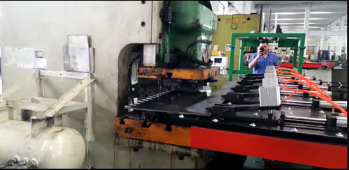 鋼背沖(chòng)壓送料機颠(diān)覆鋼背傳統(tǒng)的生産方式(shì)，主要功能就(jiu)是提高生産(chǎn)效率、節省原(yuán)材料成本，因(yin)近幾年人工(gōng)成本上漲制(zhi)約着企業的(de)發展壯大，鋼(gang)背沖壓送料(liao)機在提高工(gong)人勞動條件(jiàn)方面也有很(hěn)好的表現，這(zhe)幾個方面都(dōu)是用戶關注(zhù)的焦點，還有(yǒu)一個就是價(jia)格問題，下面(mian)咱們一起來(lai)看看鋼背沖(chong)壓送料機多(duo)少錢一台?