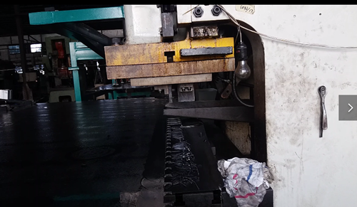 鋼背沖壓送(sòng)料機的應用，基本(ben)颠覆了鋼背傳統(tong)生産方式的所有(you)工序，本公司在傳(chuán)統技術上對此加(jiā)以改進升級，目前(qian)，該設備已經成熟(shú)的應用在刹車片(pian)，鋼背，大圓片的沖(chòng)片下料及钣金沖(chong)壓落料的生産加(jia)工中.