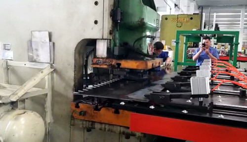 沖床數控(kòng)送料機是目前較(jiao)爲先進的專用送(song)料設備，通常與廠(chǎng)家沖床配合使用(yong)，組成數控沖床流(liu)水線，其功能可以(yǐ)和數控轉塔沖床(chuáng)相媲美，但因其低(di)廉的價格，适應領(lǐng)域廣泛，備受客戶(hù)青睐，下面咱們一(yi)起來看看沖床數(shu)控送料機哪裏的(de)質量好?及其價格(gé)。