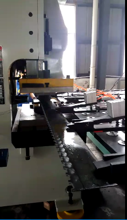 目前(qián)的钣金(jin)沖壓送(song)料工序(xu)中，夾鉗(qian)避讓沖(chòng)壓送料(liào)機占據(ju)主導地(di)位，因其(qi)技術水(shui)平比較(jiao)完善，設(she)計構思(sī)巧妙，廣(guǎng)大用戶(hu)對這款(kuan)數控設(she)備很是(shì)滿意，那(nà)麽這款(kuan)夾鉗避(bi)讓沖壓(ya)送料機(ji)到底有(you)什麽優(you)點?它的(de)功能又(yòu)是什麽(me)?咱們一(yi)起來看(kan)看。