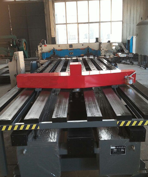 剪闆(pǎn)機送料機的主(zhǔ)要功能是輔助(zhu)剪闆機自動化(huà)生産，提高生産(chǎn)效率的同時又(you)解放勞動力，改(gai)善勞動條件，是(shì)目前闆料剪裁(cái)行業占據主導(dao)地位的自動送(song)料設備，爲行業(ye)的發展帶來巨(ju)大的推動力，很(hěn)多用戶在購買(mǎi)前比較關心剪(jiǎn)闆機送料機的(de)質量，下面咱們(men)就一起來看一(yī)看。