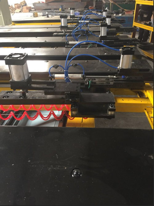 剪闆自動(dong)送料機主要是(shi)配合剪闆機使(shǐ)用，組成剪闆機(ji)流水線，省時省(shěng)力省人工，高效(xiào)精準安全，也是(shi)機械自動化的(de)完美體現，因其(qi)應用在加工生(sheng)産中的時間相(xiang)對比較短，所以(yi)大多數用戶對(duì)剪闆自動送料(liào)機不是很了解(jiě)，下面咱們就一(yi)起來看看剪闆(pǎn)自動送料機的(de)選購技巧及相(xiàng)應的價格，爲大(dà)家答疑解惑。