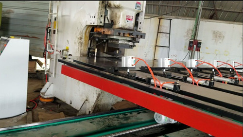 鋼背刹(shā)車盤沖(chong)壓送料(liào)機目前(qian)爲止是(shì)钣金沖(chong)壓行業(ye)的主導(dǎo)送料設(shè)備，強大(da)的功能(néng)和低廉(lián)的價格(ge)在提高(gāo)生産效(xiào)率降低(dī)勞動強(qiáng)度方面(mian)始終占(zhàn)據主導(dao)地位，下(xià)面咱們(men)一起來(lái)看看鋼(gāng)背刹車(chē)盤沖壓(yā)送料機(ji)的優良(liang)性能有(you)哪些。