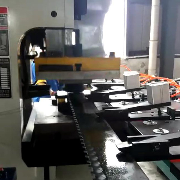 夾鉗(qián)避讓數(shu)控送料(liao)機