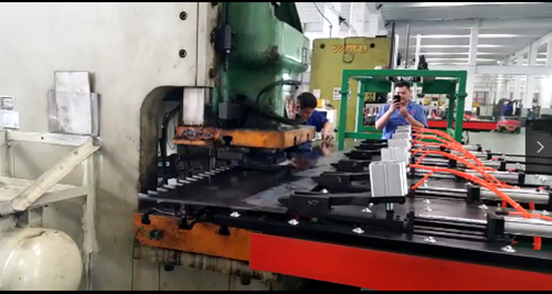 　目前(qian)的钣金(jīn)沖壓送(song)料工序(xù)中，夾鉗(qian)避讓沖(chong)壓送料(liào)機占據(jù)主導地(dì)位，因其(qi)技術水(shui)平比較(jiào)完善，設(shè)計構思(si)巧妙，廣(guǎng)大用戶(hu)對這款(kuǎn)數控設(she)備很是(shi)滿意，那(nà)麽這款(kuan)夾鉗避(bì)讓沖壓(yā)送料機(ji)到底有(yǒu)什麽優(yōu)點?它的(de)功能又(yòu)是什麽(me)?咱們一(yi)起來看(kàn)看。