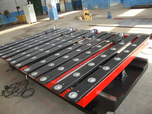 　數(shu)控送料機，從字(zi)面意思看就很(hěn)好理解了，就是(shì)一款依據數據(jù)編程實現傳送(song)物料的自動化(huà)設備，主要功能(néng)就是省掉不必(bi)要的工序，代替(ti)人工，實現人機(jī)分離，提高生産(chan)率的同時又解(jie)放勞動力，功能(néng)強大，應用領域(yu)廣泛，下面咱們(men)具體看看數控(kòng)送料機到底是(shì)幹什麽用的？