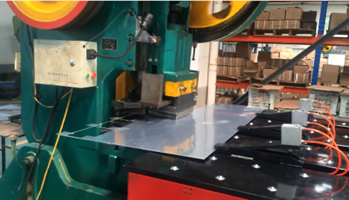 關于數控送料(liào)機的價格，想必是(shì)廣大用戶都比較(jiào)關心的問題，畢竟(jing)是一款相對新興(xing)的設備，都想了解(jie)它的價格和預期(qi)收益，至于具體價(jia)格，各個廠家及地(di)區報價都不一樣(yàng)，需要用戶仔細甄(zhen)别，詢價前需要用(yòng)戶對自身的實際(jì)情況如實相告，數(shu)控送料機生産廠(chǎng)家才能做出最精(jing)确的報價和技術(shù)方案供用戶選擇(zé)，下面咱們一起來(lai)看看數控送料機(ji)的價格及用戶的(de)購買須知。