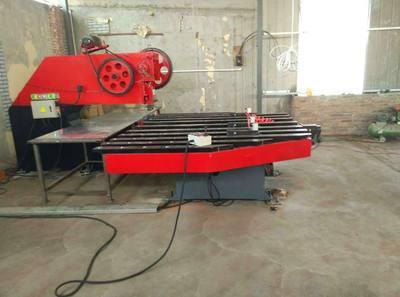 數控(kòng)送料機(jī)在使用(yong)過程中(zhong)難免會(hui)有一些(xie)大問題(tí)小問題(tí)，下面咱(zán)們一起(qi)來了解(jiě)一下數(shu)控送料(liao)機的常(chang)見小故(gù)障，這些(xiē)問題經(jing)過提示(shi)，工廠一(yi)般就能(neng)自行解(jie)決了，不(bú)需要停(ting)機等待(dài)售後人(rén)員，當然(ran)如果确(què)實自己(ji)人員不(bú)熟悉送(song)料機的(de)内外構(gou)造，那就(jiù)需要及(jí)時聯系(xì)廠家電(dian)話視頻(pín)指導，不(bú)可盲目(mù)自己拆(chai)卸調整(zheng)。