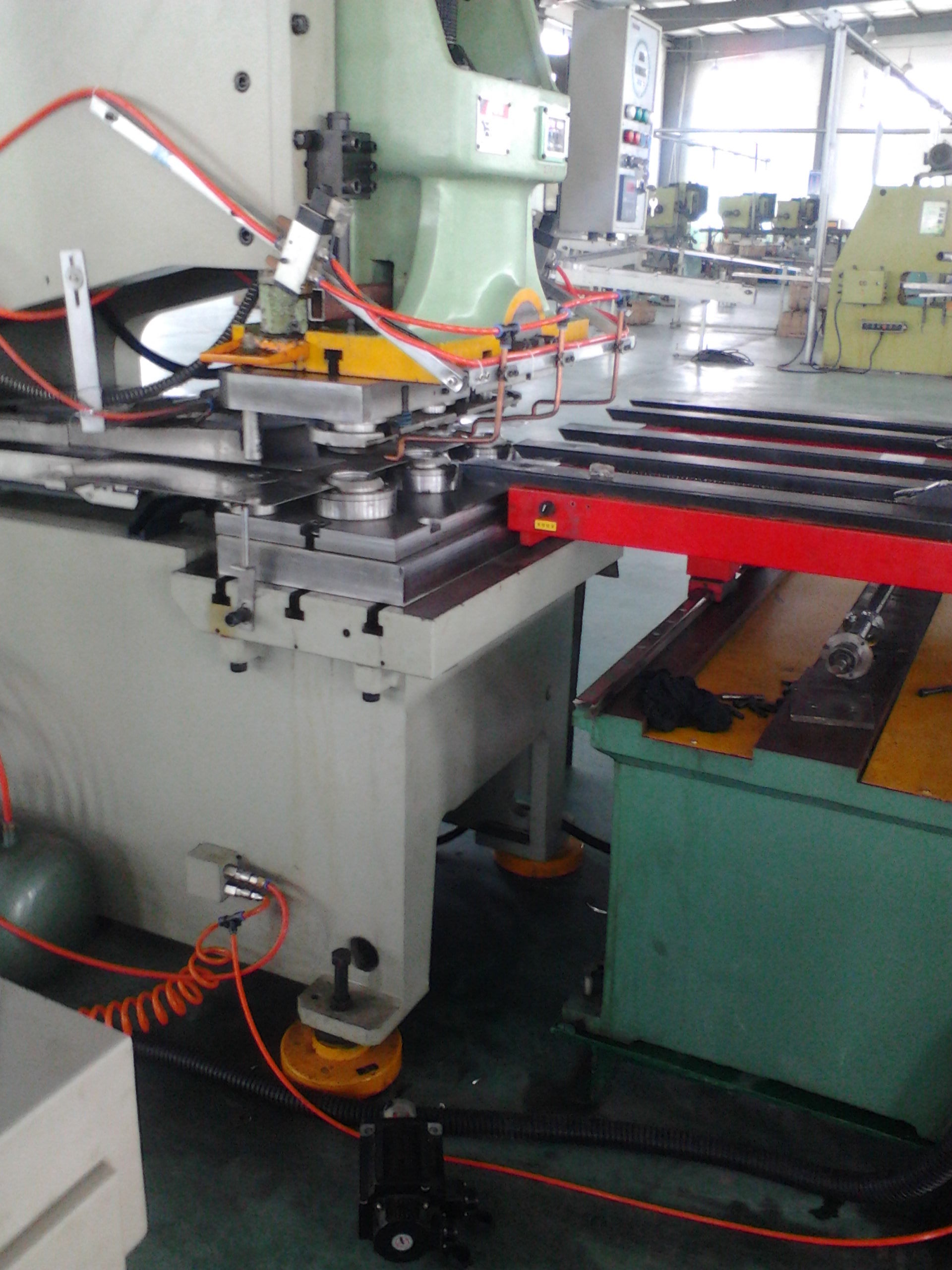 江蘇瓶(píng)蓋制造(zao)廠數控(kong)送料機(ji)