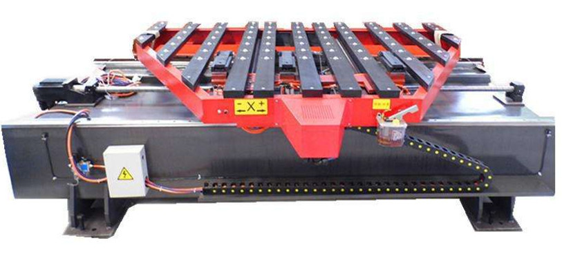 沖床送料架就(jiu)是大家常說的數(shu)控送料機，沖床送(song)料器，數控送料架(jia)……沖床送料架是配(pei)合廠家的普通沖(chong)床使用，形成數控(kòng)沖床，提高生産效(xiào)率的同時也在爲(wei)工廠節省原材料(liào)成本和人員成本(běn)，簡單說就是省錢(qián)！以下咱們具體分(fèn)析一下。