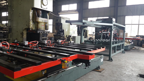 　一(yi)台好的(de)數控送(song)料機不(bu)單單指(zhi)的是配(pèi)置的好(hǎo)壞，主配(pèi)件質量(liang)好，設備(bei)整體的(de)加工精(jīng)度和裝(zhuang)配精度(du)高，隻有(you)具備這(zhe)三點，才(cai)算是一(yi)台真正(zhèng)的好設(shè)備，三者(zhě)缺一不(bú)可，這也(ye)是市面(miàn)上同樣(yang)叫做送(song)料機，但(dan)是價格(gé)卻差别(bie)很大的(de)主要原(yuan)因。