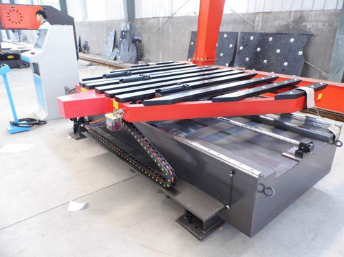 數(shu)控送料(liao)架具有(you)智能化(huà)人性化(huà)的優良(liang)性能，深(shen)受衆多(duō)廠家青(qīng)睐，大大(da)提高企(qǐ)業生産(chan)效率，節(jiē)約原材(cai)料的同(tong)時，更減(jiǎn)輕了工(gong)人的工(gōng)作壓力(lì)，降低了(le)勞動強(qiáng)度。那麽(me)，我們在(zai)使用數(shu)控送料(liào)架的時(shi)候，有沒(mei)有什麽(me)需要特(te)别注意(yi)的呢？下(xia)面咱們(men)一起來(lai)看一下(xià)。