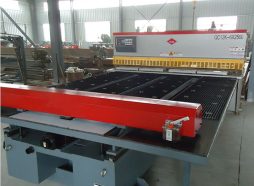 剪闆機(jī)前送料(liào)機是怎(zěn)樣爲工(gōng)廠省錢(qian)的