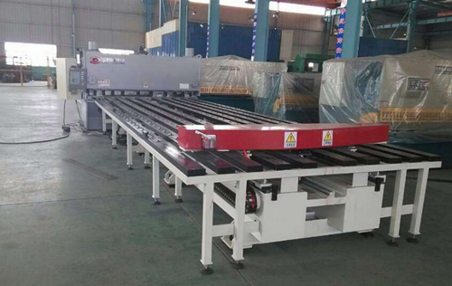 剪闆(pan)機送料器(qì)，也叫數控(kòng)剪闆送料(liào)機，主要就(jiù)是代替人(rén)工配合剪(jiǎn)闆機工作(zuo)，爲剪闆機(ji)傳送闆材(cai)進行裁切(qie)加工的專(zhuan)用數控設(shè)備，操作簡(jian)單易學，可(ke)大幅提高(gāo)生産效率(lǜ)，節省人工(gōng)成本，改善(shàn)勞動條件(jiàn)，數控智能(néng)時代，是钣(bǎn)金剪裁企(qi)業發展壯(zhuang)大不可或(huo)缺的數控(kong)智能産品(pǐn)，那麽剪闆(pǎn)機送料器(qì)是幹什麽(me)用的呢?大(da)概多少錢(qian)一台呢?下(xià)面咱們一(yi)起來看一(yī)下。