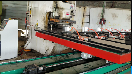 鋼(gang)背刹車(chē)盤自動(dòng)送料機(jī)的應用(yong)，直接颠(diān)覆了鋼(gang)背刹車(chē)盤多年(nian)的傳統(tong)送料生(sheng)産方式(shì)，在目前(qián)的钣金(jīn)沖壓加(jia)工企業(ye)傳送工(gōng)序中，越(yue)來越多(duō)的用戶(hù)趨向生(sheng)産自動(dòng)化智能(néng)化，但是(shì)在購買(mǎi)前建議(yi)用戶做(zuò)足功課(ke)，一起來(lái)看看購(gòu)買鋼背(bèi)刹車盤(pan)自動送(song)料機需(xū)要注意(yì)哪些問(wen)題。