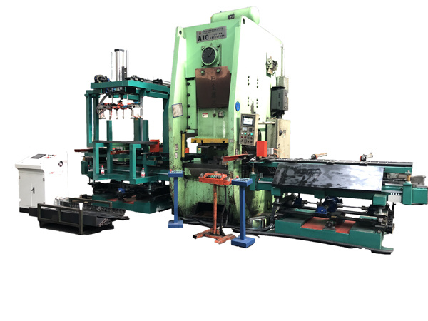 條料對接數控送(sòng)料機廣泛的應用(yòng)于汽車落料、制蓋(gài)、汽車制造行業、公(gong)共設施、體育器材(cái)、儀表、電控櫃闆、電(diàn)機、電器、制鎖、五金(jīn)、太陽能熱水器、電(diàn)池鐵闆、建築裝飾(shi)闆、汽車自行車配(pei)件、醫療器械、金屬(shǔ)家具、造紙機械、消(xiao)聲闆、LED燈具、廚房設(she)備等冷沖壓加工(gōng)行業。