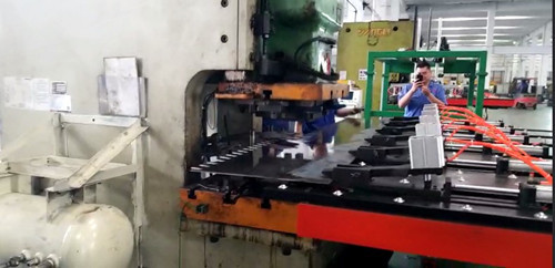 在當今(jin)的钣金沖壓(yā)送料工序中(zhōng)，自動沖壓送(sòng)料機始終占(zhan)據主導地位(wei)，節省成本的(de)同時大大提(ti)高了行業的(de)勞動效率，關(guān)于這款自動(dong)沖壓送料機(jī)的夾鉗避讓(rang)功能，咱們着(zhe)重的介紹一(yī)下，廣大的用(yòng)戶也多了解(jiě)，多對比!