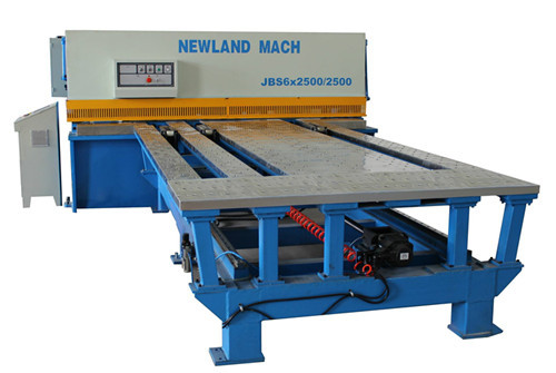 數(shù)控剪闆送(sòng)料機是數(shù)控沖床的(de)重要組成(cheng)部分，它的(de)主要作用(yong)是托運闆(pan)材和自動(dòng)送料，是依(yi)靠數據編(bian)程控制運(yun)行精度的(de)，操作簡單(dan)易學，有效(xiao)提高生産(chǎn)效率。