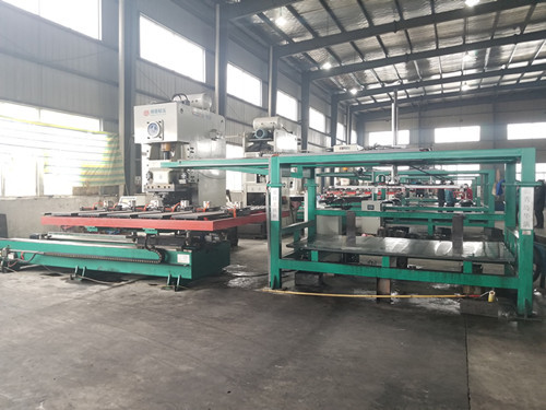 　刹車片落(luò)料機，就是咱們常(chang)說的刹車片數控(kong)送料機，刹車片數(shù)控送料架，鋼背數(shu)控送料器等，它的(de)主要功能就是配(pèi)合沖床完成沖壓(yā)工作，說起來看似(si)簡單，實際上，它就(jiù)像機器人一樣按(an)照人類設定的指(zhi)令完成既定任務(wù)，工作起來也比較(jiao)複雜，咱們一起來(lai)看一下刹車片落(luo)料機到底是怎麽(me)工作的呢？