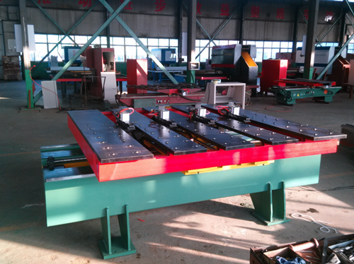 沖床送(song)料機應(ying)用與钣(ban)金沖壓(ya)送料工(gong)序，帶來(lái)的沖擊(jī)确實比(bi)較大，這(zhè)款設備(bèi)具有人(ren)工智能(néng)的特點(dian)，可以按(an)照既定(dìng)程序完(wan)成相對(dui)應的工(gōng)作内容(róng)，解放勞(láo)動力的(de)同時，比(bi)較重要(yao)的功能(neng)就是提(tí)高了行(hang)業的生(sheng)産效率(lü)，降低了(le)原材料(liào)成本兩(liang)大問題(ti)，解決了(le)諸多廠(chang)家多年(nian)來亟待(dai)解決的(de)難題，下(xia)面咱們(men)一起來(lai)看看沖(chong)床送料(liao)機的優(you)點有哪(nǎ)些?