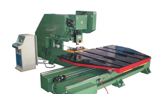 數控送料機(ji)是闆材自動送料(liào)的輔助設備，是通(tōng)過數字控制來保(bao)證送料精度的。可(kě)輔助沖床、車床等(děng)機床實現自動化(hua)生産，數控送料機(ji)，并能與普通沖床(chuáng)、深喉沖床或龍門(men)沖床配套使用，廣(guang)泛适用于篩網、制(zhì)罐、機械、電器、儀表(biǎo)、五金等行業的沖(chong)壓傳送加工，解決(jué)人工送料的費力(li)、費時、不安全及效(xiào)率低等難題。下面(mian)咱們一起來了解(jie)一下數控送料機(ji)的工作原理及主(zhu)要功能。