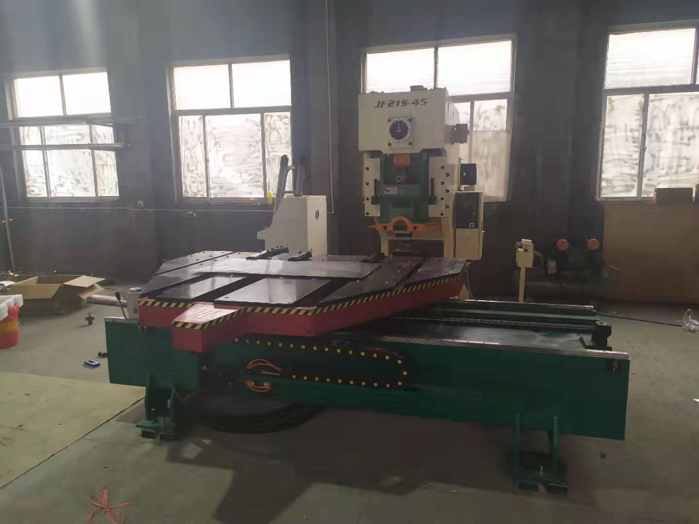 沖(chòng)床自動(dong)化送料(liào)機的移(yí)動精度(dù)達到±0.1mm，滿(mǎn)足了大(da)部分钣(bǎn)金企業(ye)的需求(qiu)，效率是(shi)人工的(de)三倍以(yi)上，工作(zuò)狀态不(bú)會影響(xiǎng)環境，是(shì)一種非(fei)常環保(bǎo)的設備(bèi)，不再需(xu)要工人(ren)過多的(de)動手操(cāo)作，勞動(dòng)的強度(du)也有所(suǒ)減少，成(chéng)本投資(zi)少，工作(zuo)效率高(gāo)，是現在(zai)衆多钣(bǎn)金企業(ye)需求的(de)産品，那(na)麽我們(men)買了設(shè)備應該(gāi)知道它(ta)的工作(zuò)原理及(jí)注意事(shi)項，才能(neng)更好的(de)去發揮(huī)它的作(zuò)用