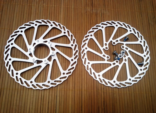 沖壓(ya)送料機(jī)涉及山(shān)地車刹(sha)車盤生(shēng)産行業(yè)後，爲該(gai)行業帶(dai)來了巨(jù)大的改(gǎi)變，行業(yè)多年不(bu)變的生(shēng)産方式(shi)被完全(quán)打破，主(zhu)要表現(xiàn)在人機(jī)分離式(shi)的生産(chan)方式，及(jí)提高闆(pǎn)材利用(yòng)率方面(mian)，另外對(duì)沖壓精(jīng)度的高(gao)标準也(ye)得以實(shí)現，總之(zhī)，這款山(shan)地車刹(shā)車盤沖(chòng)壓送料(liao)機确實(shí)推進了(le)該行業(ye)自動化(hua)生産的(de)進程，下(xia)面咱們(men)一起來(lai)了解一(yī)下這款(kuan)送料機(ji)的性能(néng)。